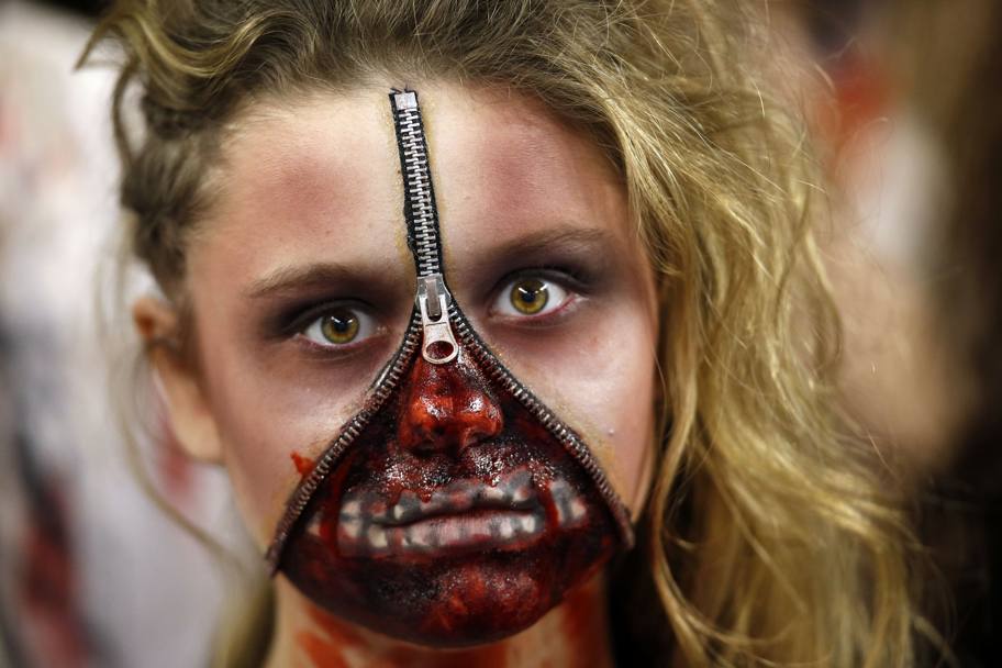 Una fan dei Dallas Cowboys truccata da zombie. La febbre per Halloween si fa sempre pi alta negli Stati Uniti (Ap)